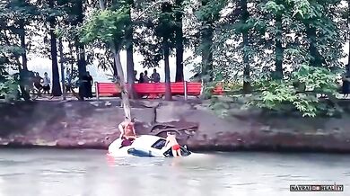 Dramatická záchrana lidí uvězněných v autě plujícím po řece