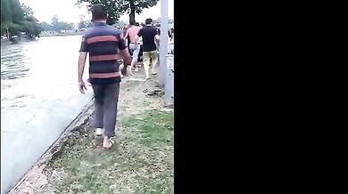 Dramatická záchrana lidí uvězněných v autě plujícím po řece