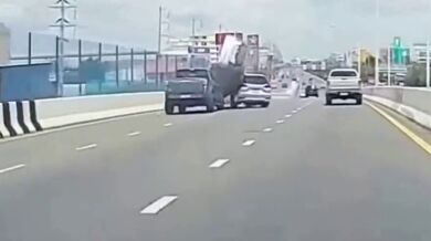 Pokus o předjíždění mezi dvěma vozidly