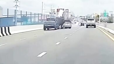 Pokus o předjíždění mezi dvěma vozidly