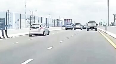 Pokus o předjíždění mezi dvěma vozidly