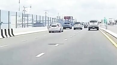 Pokus o předjíždění mezi dvěma vozidly