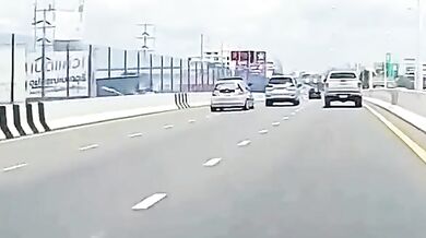 Pokus o předjíždění mezi dvěma vozidly