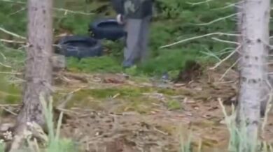 Přistižený při dělání bordelu v lese