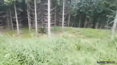 Přistižený při dělání bordelu v lese