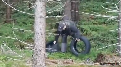 Přistižený při dělání bordelu v lese