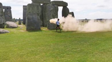 Aktivisté z Just Stop Oil nasprejovali Stonehenge oranžovou barvou