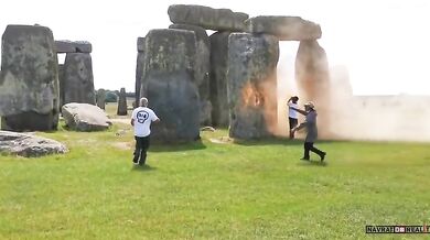 Aktivisté z Just Stop Oil nasprejovali Stonehenge oranžovou barvou
