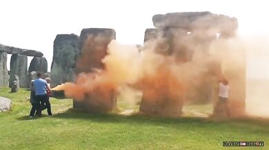 Aktivisté z Just Stop Oil nasprejovali Stonehenge oranžovou barvou