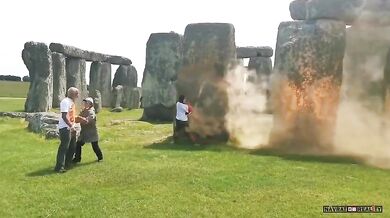 Aktivisté z Just Stop Oil nasprejovali Stonehenge oranžovou barvou