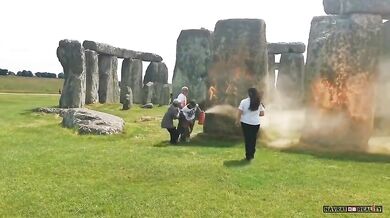 Aktivisté z Just Stop Oil nasprejovali Stonehenge oranžovou barvou