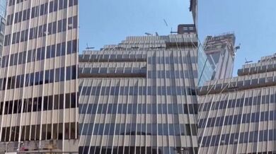 Muž z Floridy házel nábytek z mrakodrapu na Manhattanu