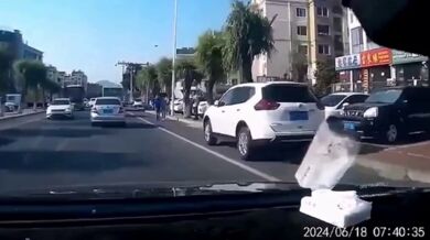 Autobus narazil do banky při vyhýbání se autu