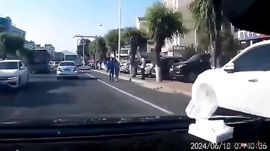 Autobus narazil do banky při vyhýbání se autu