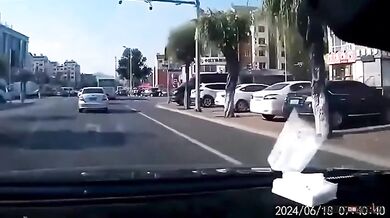 Autobus narazil do banky při vyhýbání se autu