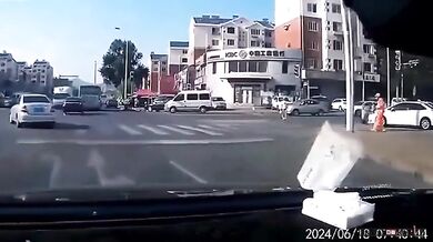 Autobus narazil do banky při vyhýbání se autu