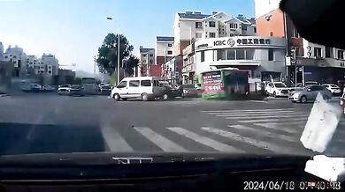 Autobus narazil do banky při vyhýbání se autu