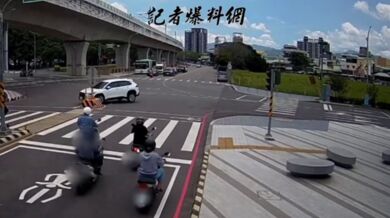 Auto při couvání vysokou rychlostí způsobilo kolizi se čtyřmi skútry