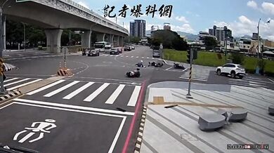 Auto při couvání vysokou rychlostí způsobilo kolizi se čtyřmi skútry