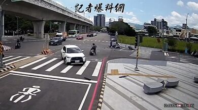 Auto při couvání vysokou rychlostí způsobilo kolizi se čtyřmi skútry