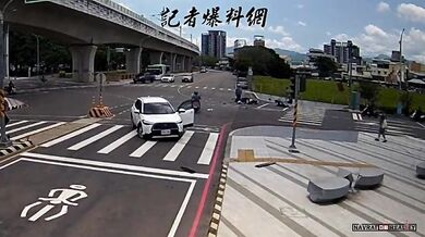 Auto při couvání vysokou rychlostí způsobilo kolizi se čtyřmi skútry