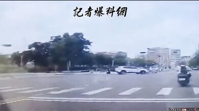 Auto při couvání vysokou rychlostí způsobilo kolizi se čtyřmi skútry