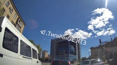 Moment raketového útoku v Charkově