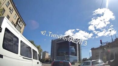 Moment raketového útoku v Charkově