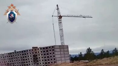 Pád věžového jeřábu si vyžádal jeden život