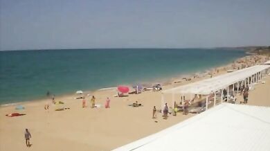 Ruští turisté na Krymu prchají před bombami