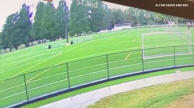 Zřícení dolu způsobilo propad země, který pohltil část fotbalového hřiště