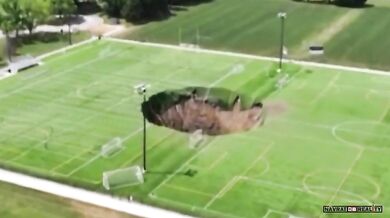 Zřícení dolu způsobilo propad země, který pohltil část fotbalového hřiště