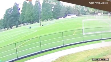 Zřícení dolu způsobilo propad země, který pohltil část fotbalového hřiště