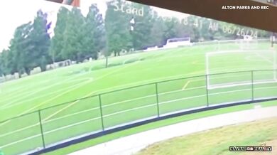 Zřícení dolu způsobilo propad země, který pohltil část fotbalového hřiště