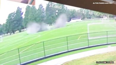 Zřícení dolu způsobilo propad země, který pohltil část fotbalového hřiště