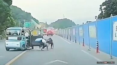 Ztráta kontroly nad malým vozidlem skončila vymrštěním pasažérů