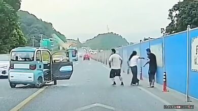 Ztráta kontroly nad malým vozidlem skončila vymrštěním pasažérů