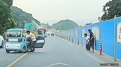 Ztráta kontroly nad malým vozidlem skončila vymrštěním pasažérů