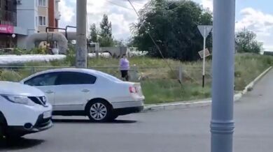 Rodiče vezli dítě v kleci na kolech