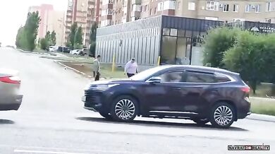 Rodiče vezli dítě v kleci na kolech