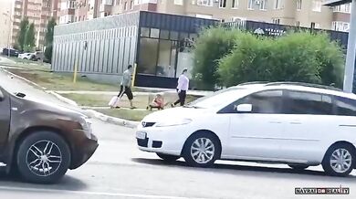 Rodiče vezli dítě v kleci na kolech