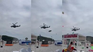 Nízko letící vrtulník nad pláží na Krymu