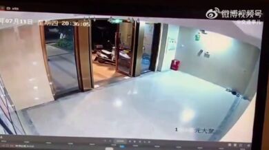 Chlapec proběhl skleněnými dveřmi