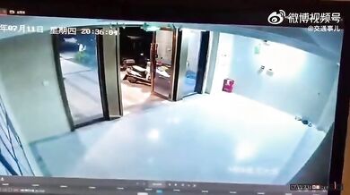 Chlapec proběhl skleněnými dveřmi