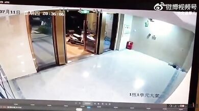 Chlapec proběhl skleněnými dveřmi