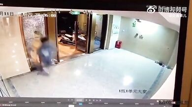 Chlapec proběhl skleněnými dveřmi