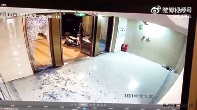 Chlapec proběhl skleněnými dveřmi