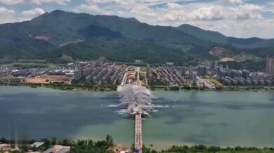 Řízená demolice mostu