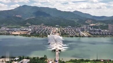 Řízená demolice mostu