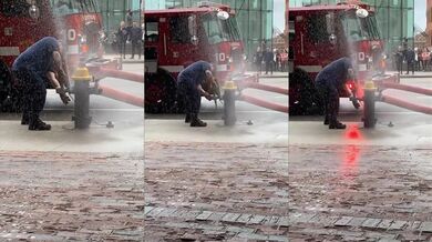 Hasič a požární hydrant